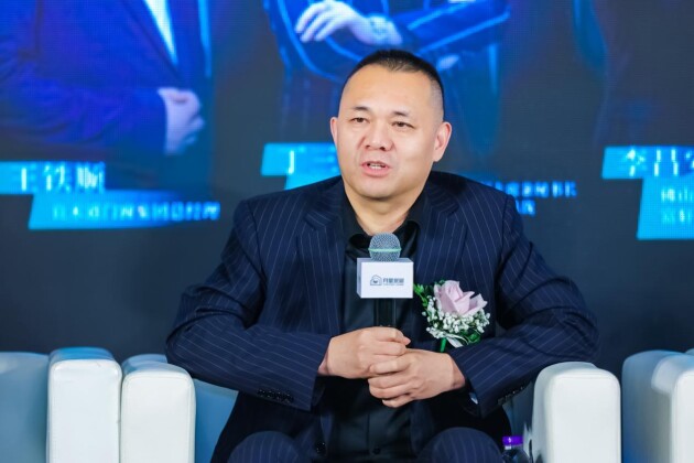 廣東省門(mén)業(yè)協(xié)會(huì )常務(wù)副會(huì )長(cháng)、佛山市江西南昌商會(huì )會(huì )長(cháng)、富軒集團董事長(cháng)李昌安