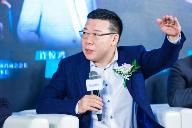 全國工商聯(lián)家具裝飾業(yè)商會(huì )副會(huì )長(cháng)、月星家居新零售連鎖集團總裁許驚鴻